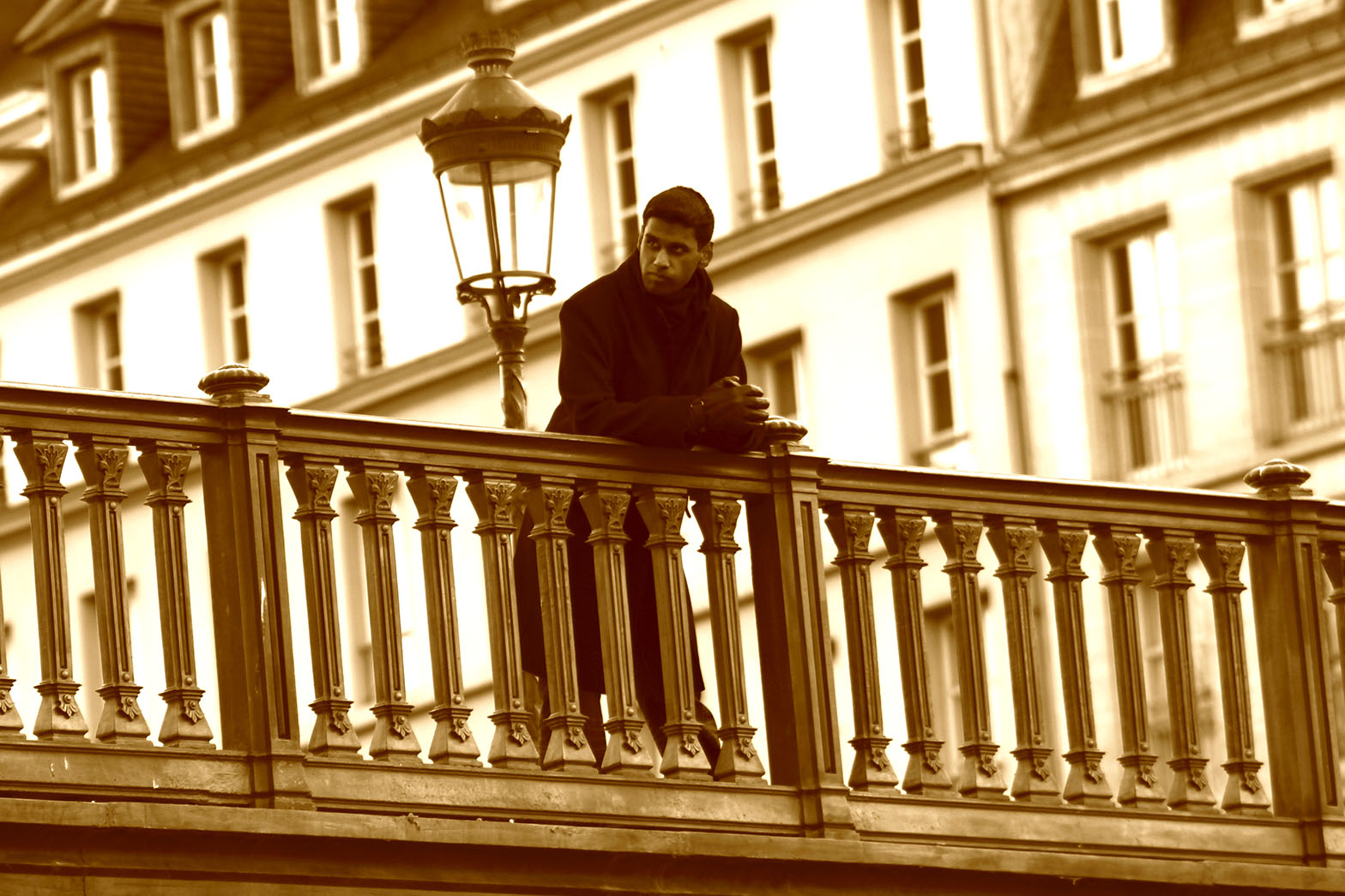 Portrait d'un modèle masculin sur un pont de la Seine à Paris Portrait d'un modèle masculin sur un pont de la Seine à Paris